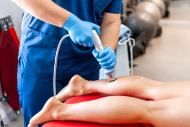 Fisioterapia com choque no joelho