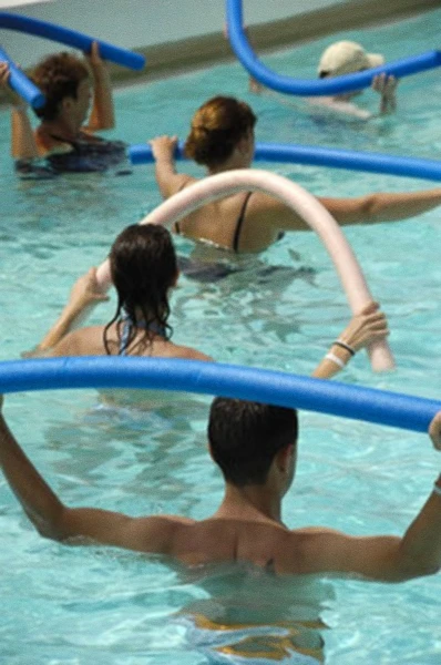 Hidroginástica em piscina aquecida